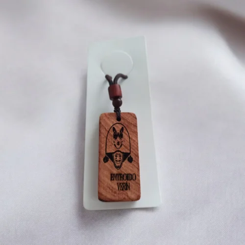 Colgante de madera grabado