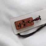 Colgante de madera grabado